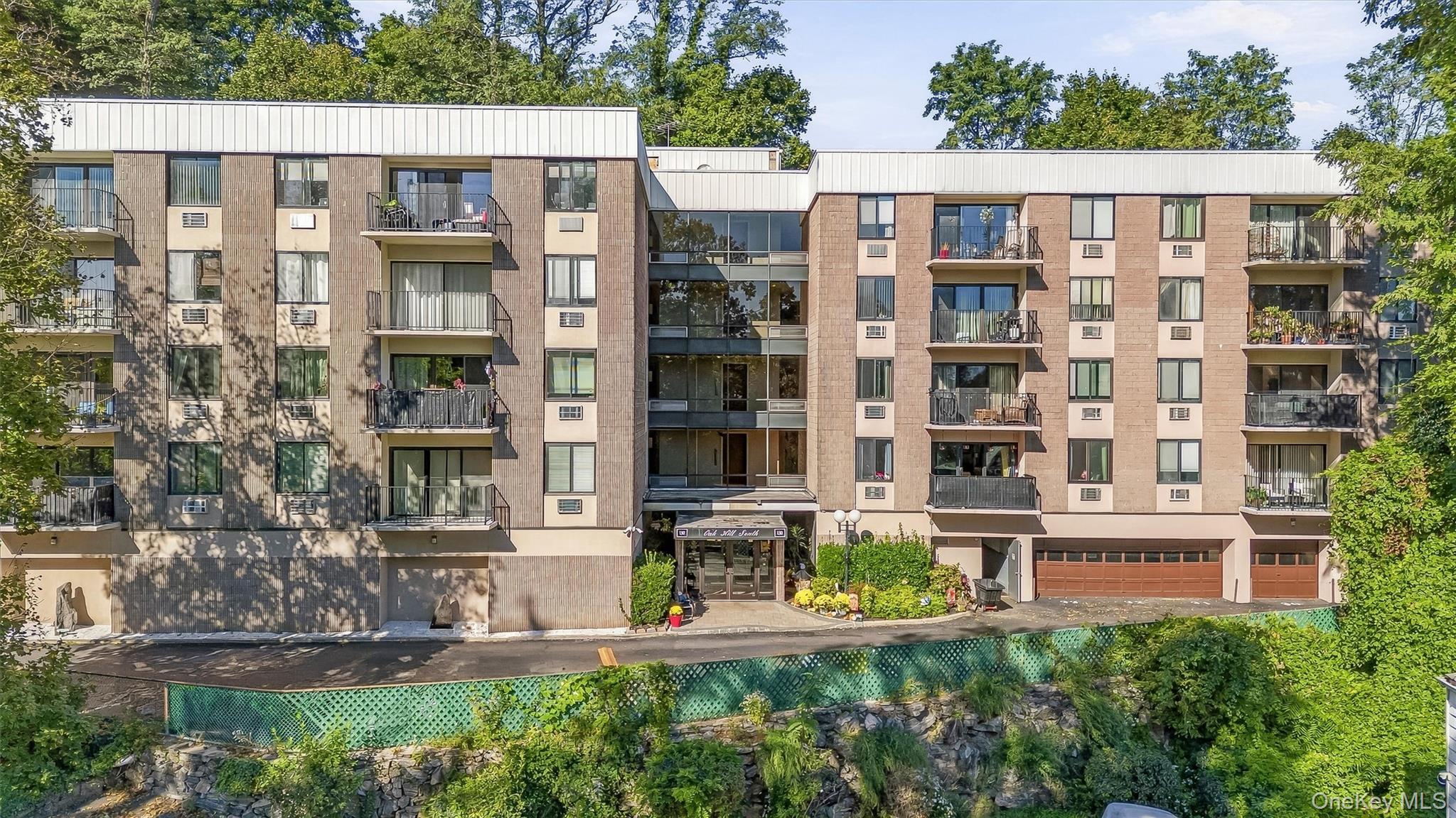 130 Colonial Parkway, Unit 3L photo 3