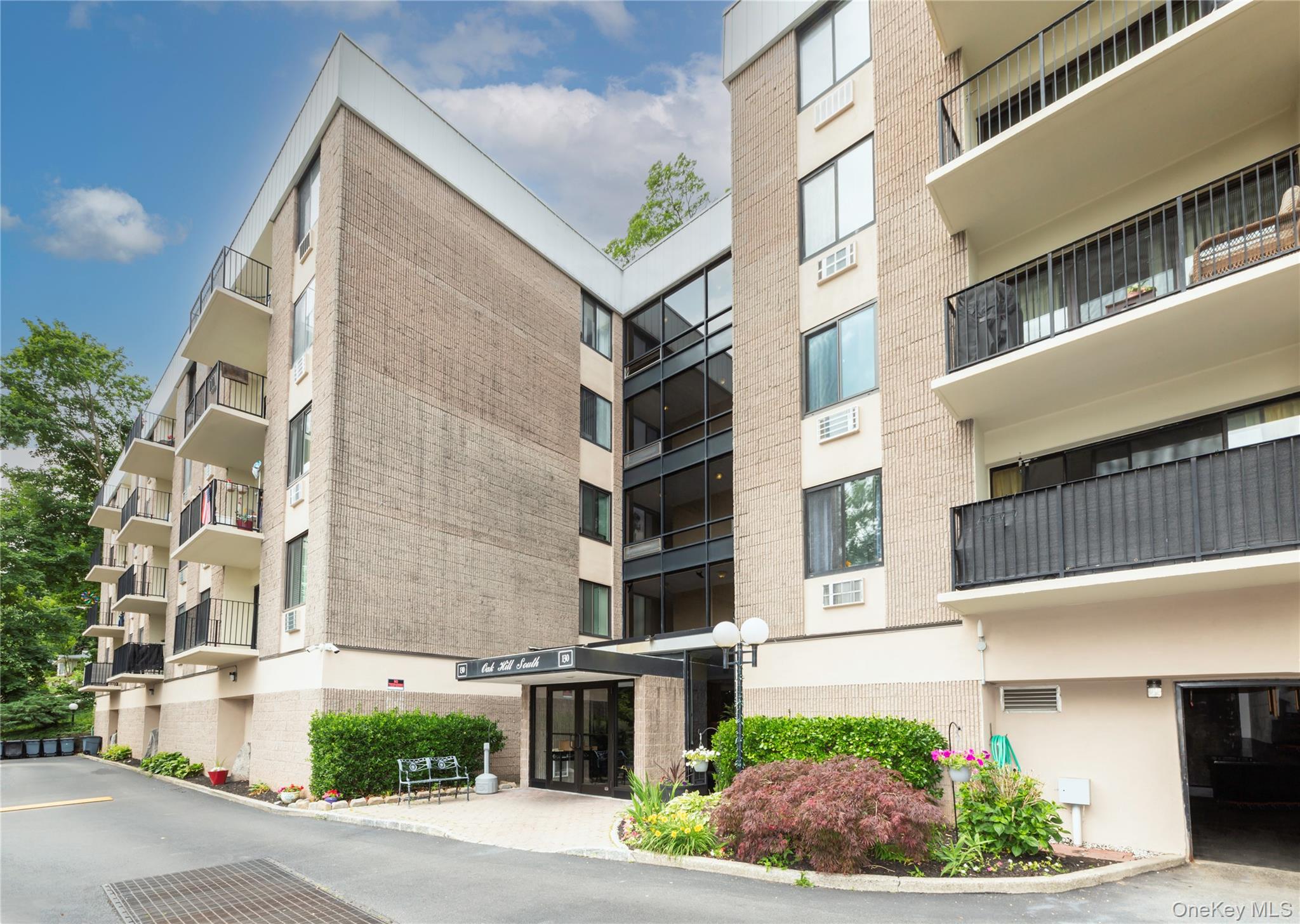 130 Colonial Parkway, Unit 3L photo 2