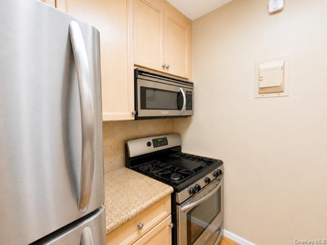 27110 Grand Central Parkway, Unit 15Q photo 7