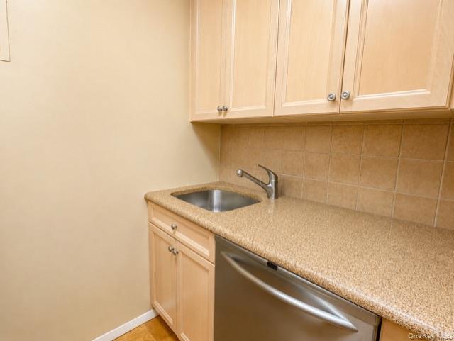 27110 Grand Central Parkway, Unit 15Q photo 8