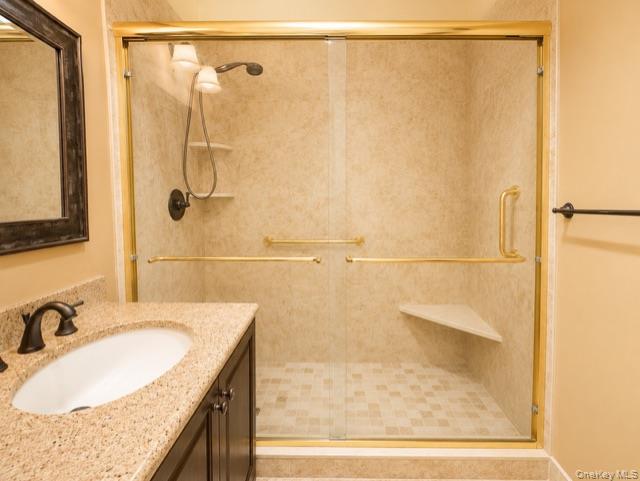 27110 Grand Central Parkway, Unit 15Q photo 11