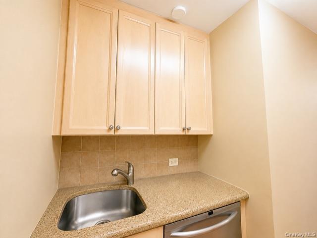 27110 Grand Central Parkway, Unit 15Q photo 9
