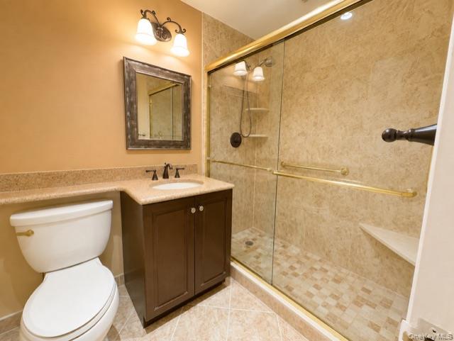 27110 Grand Central Parkway, Unit 15Q photo 10