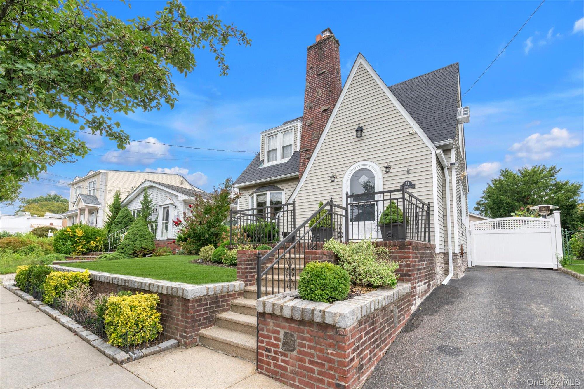 21 Hampton Avenue – For Sale photo 2