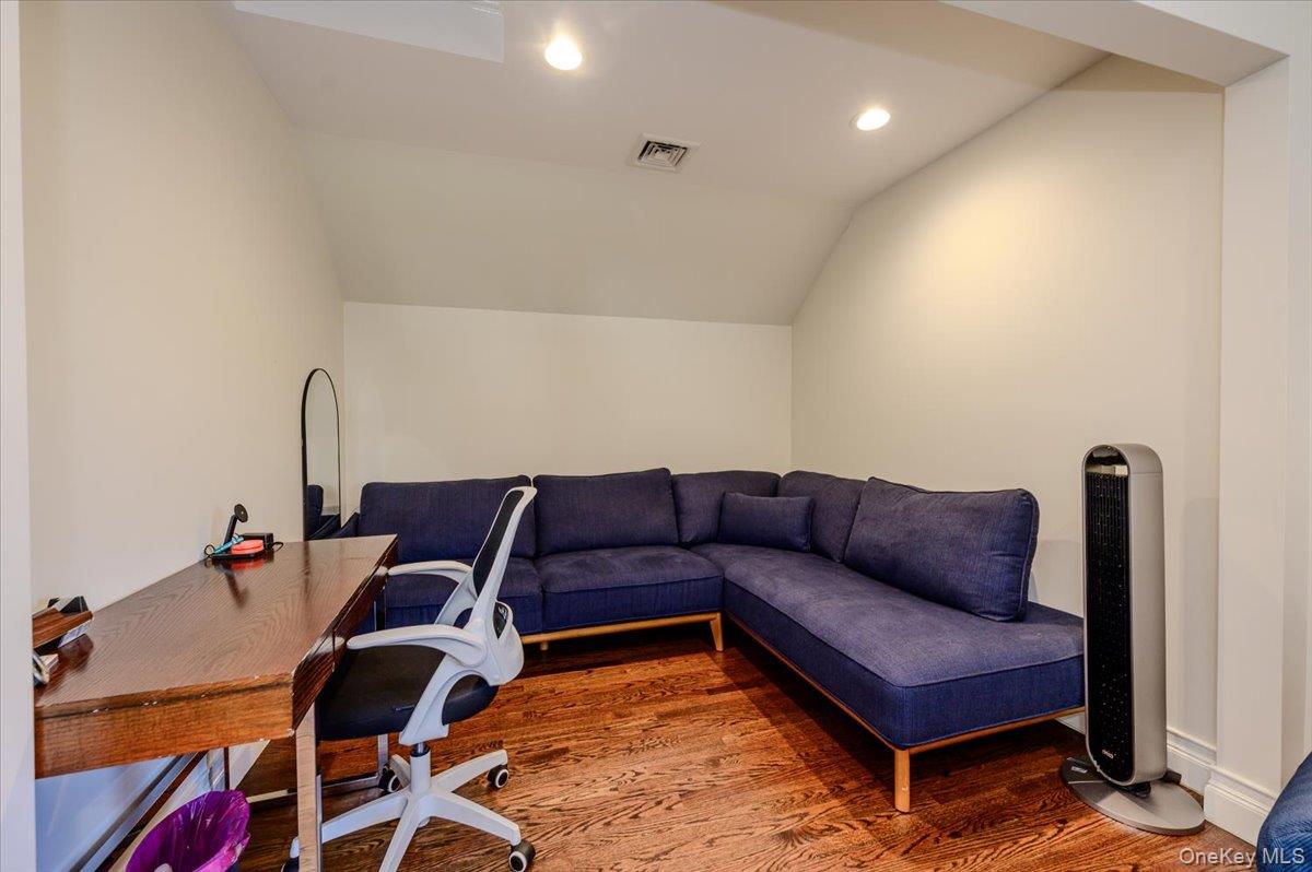 85 Suffolk Boulevard – For Sale photo 31