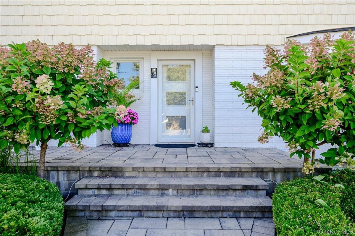 85 Suffolk Boulevard – For Sale