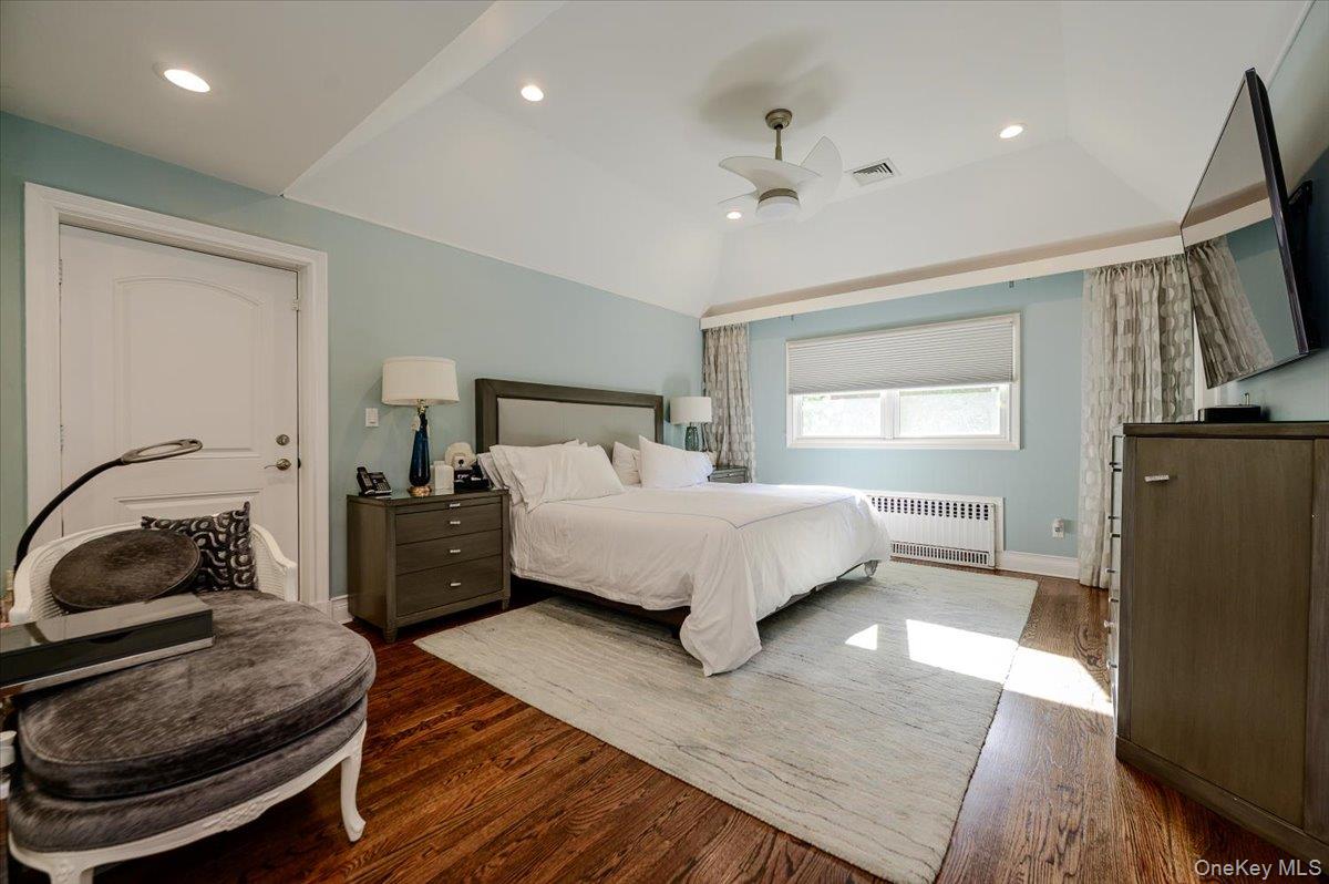 85 Suffolk Boulevard – For Sale photo 19