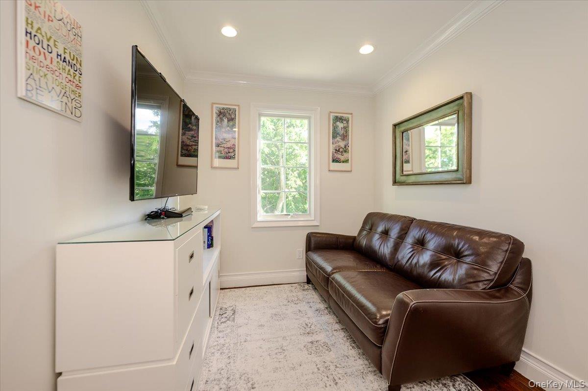 85 Suffolk Boulevard – For Sale photo 20