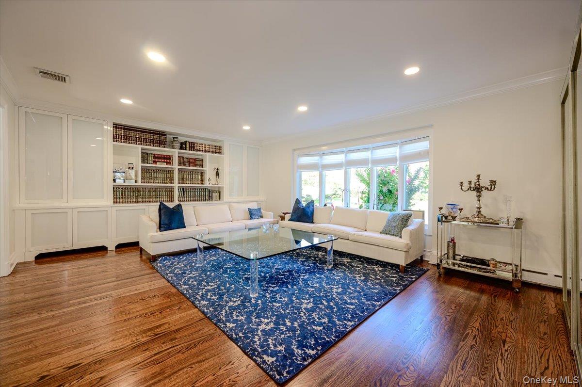 85 Suffolk Boulevard – For Sale photo 7
