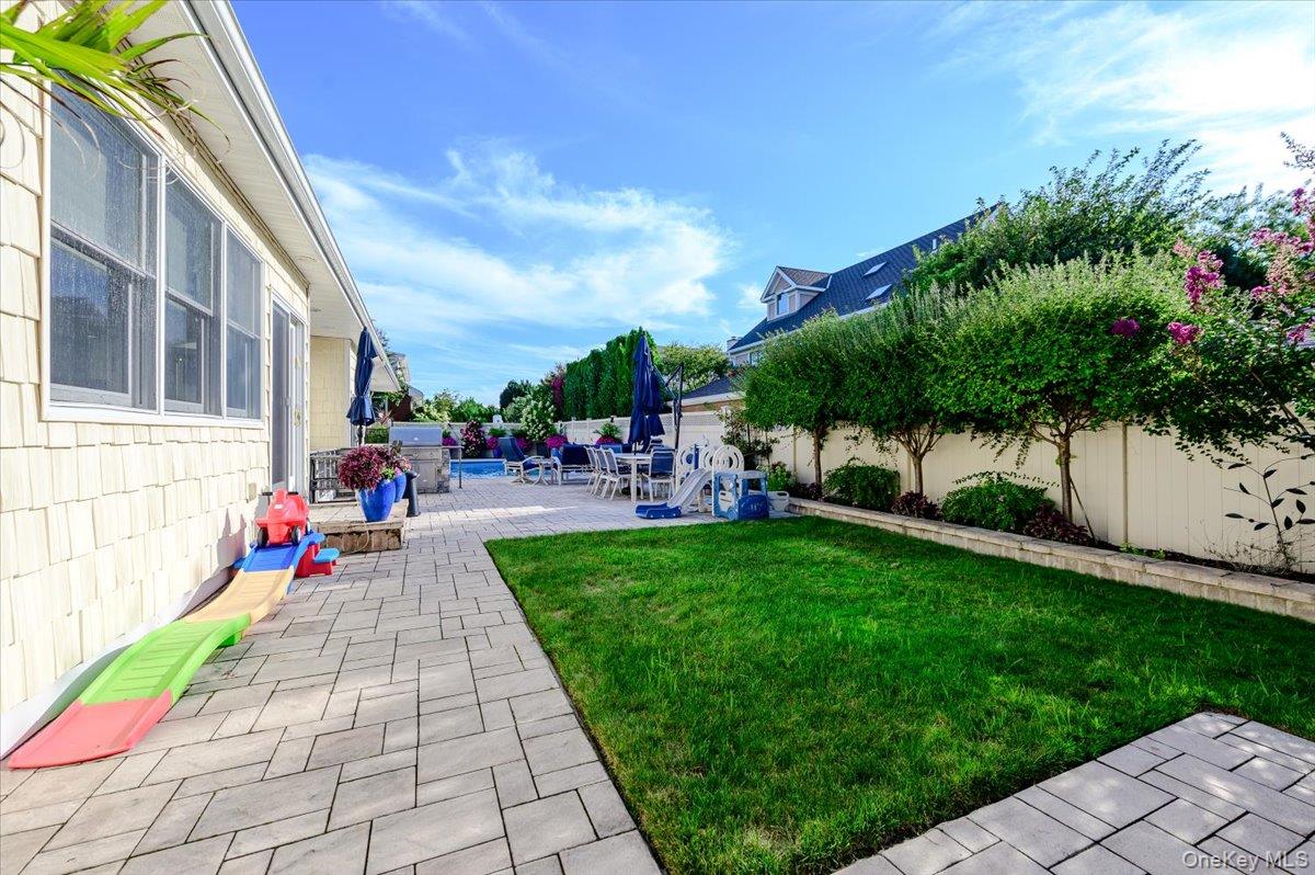 85 Suffolk Boulevard – For Sale photo 44
