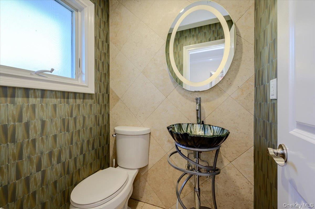 85 Suffolk Boulevard – For Sale photo 16