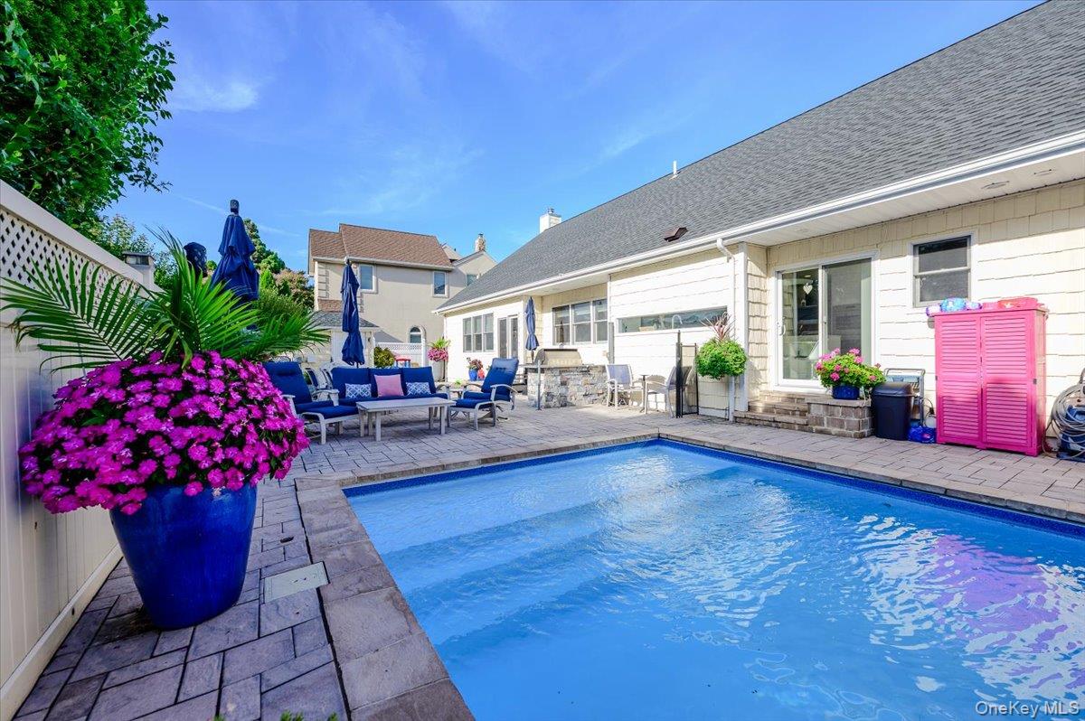 85 Suffolk Boulevard – For Sale photo 40