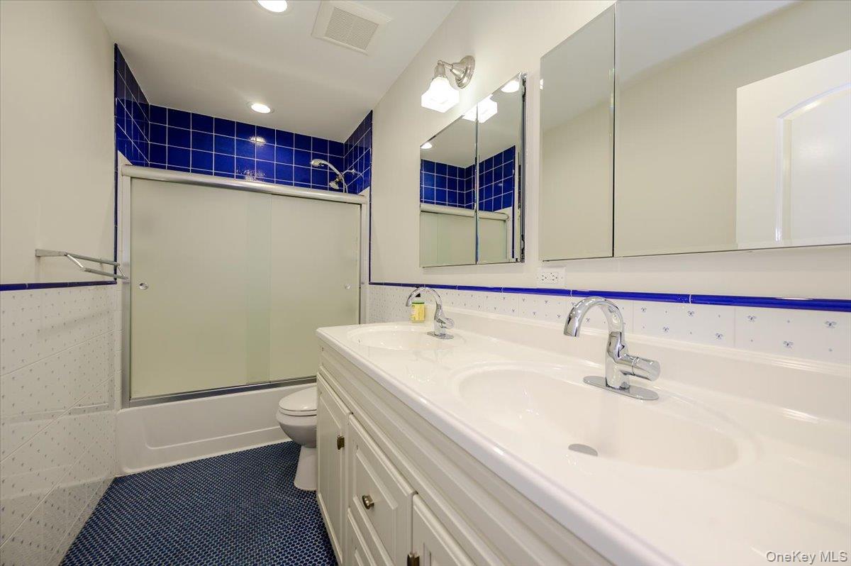 85 Suffolk Boulevard – For Sale photo 34