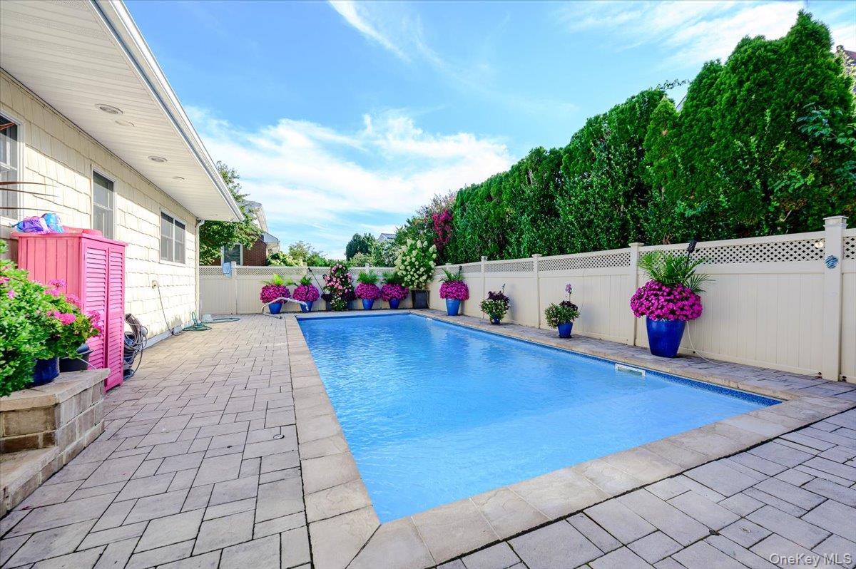 85 Suffolk Boulevard – For Sale photo 38