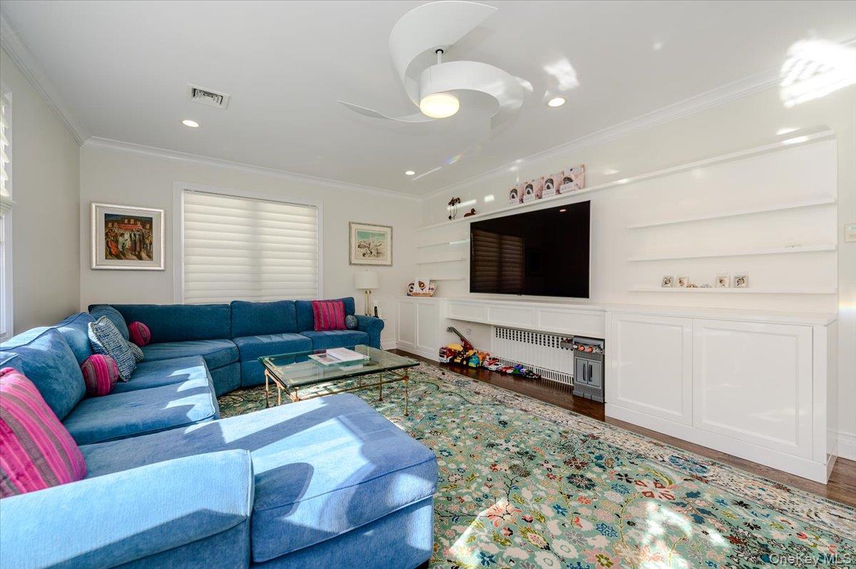 85 Suffolk Boulevard – For Sale photo 11