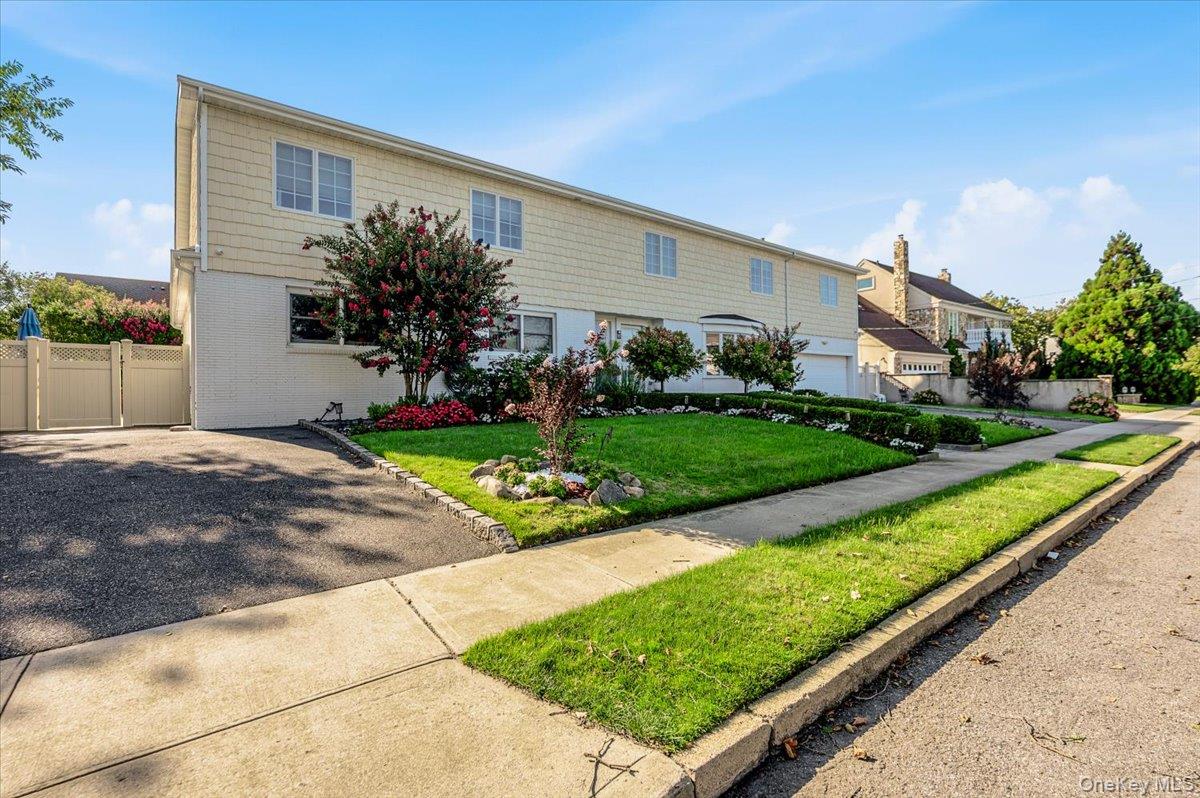 85 Suffolk Boulevard – For Sale photo 2