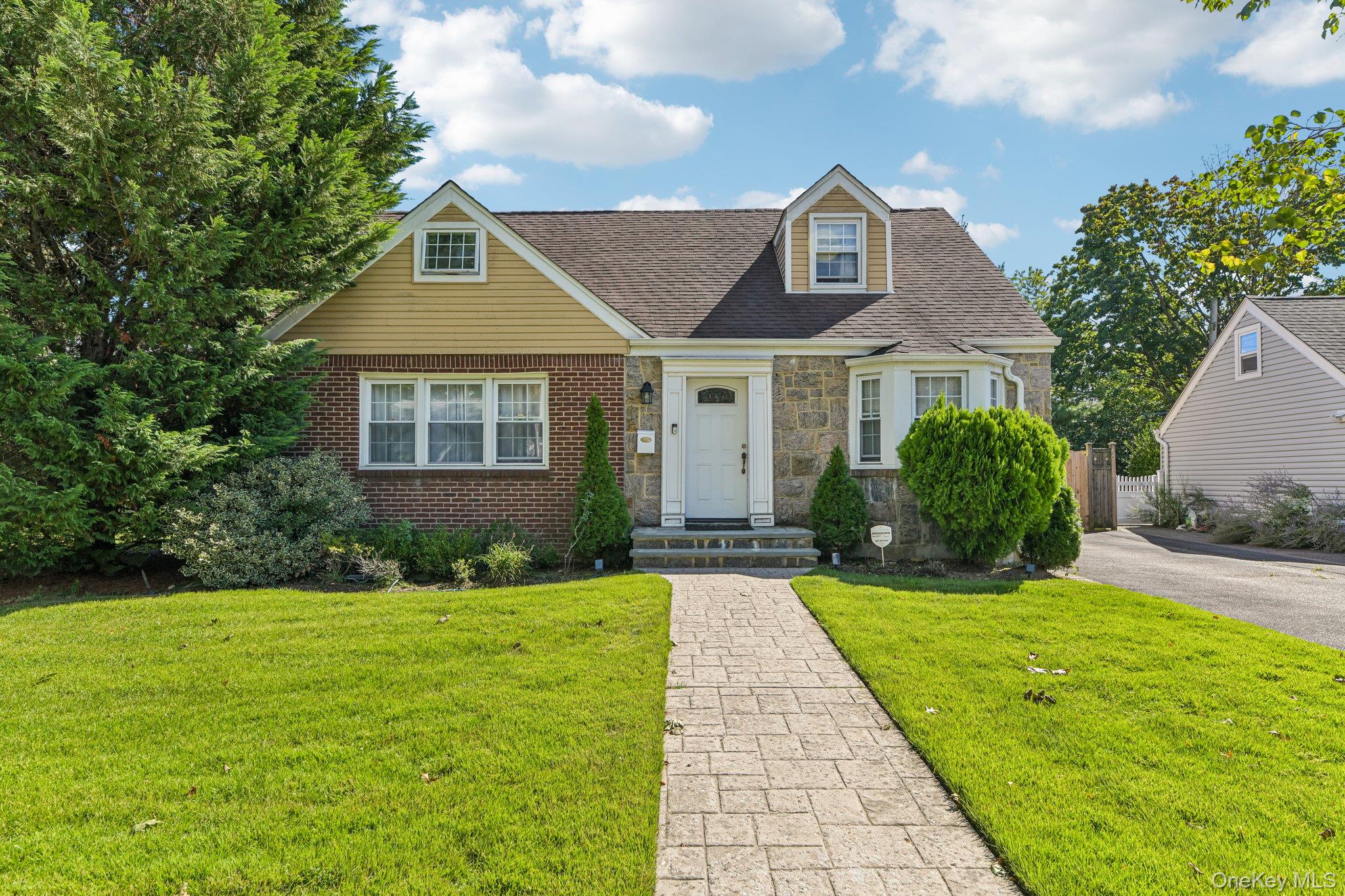 666 Lakeview Avenue – For Sale
