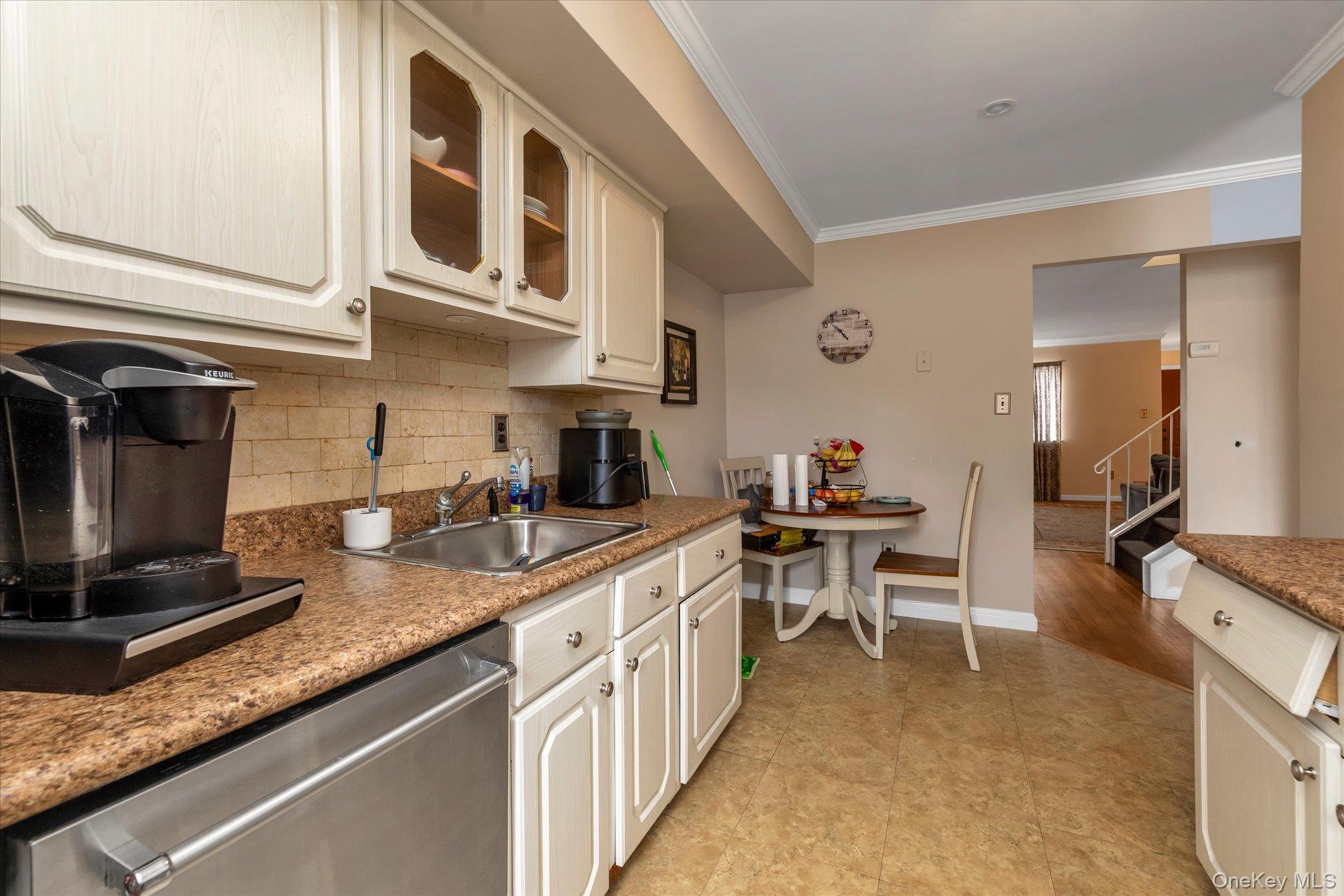88 E Valley Stream Boulevard, Unit 6 photo 15