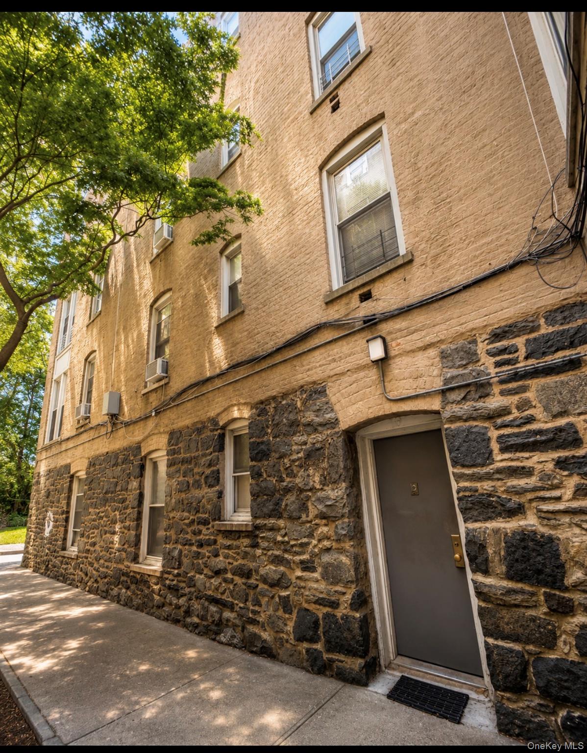 16 Bayley Avenue, Unit 16 (Ground photo 2