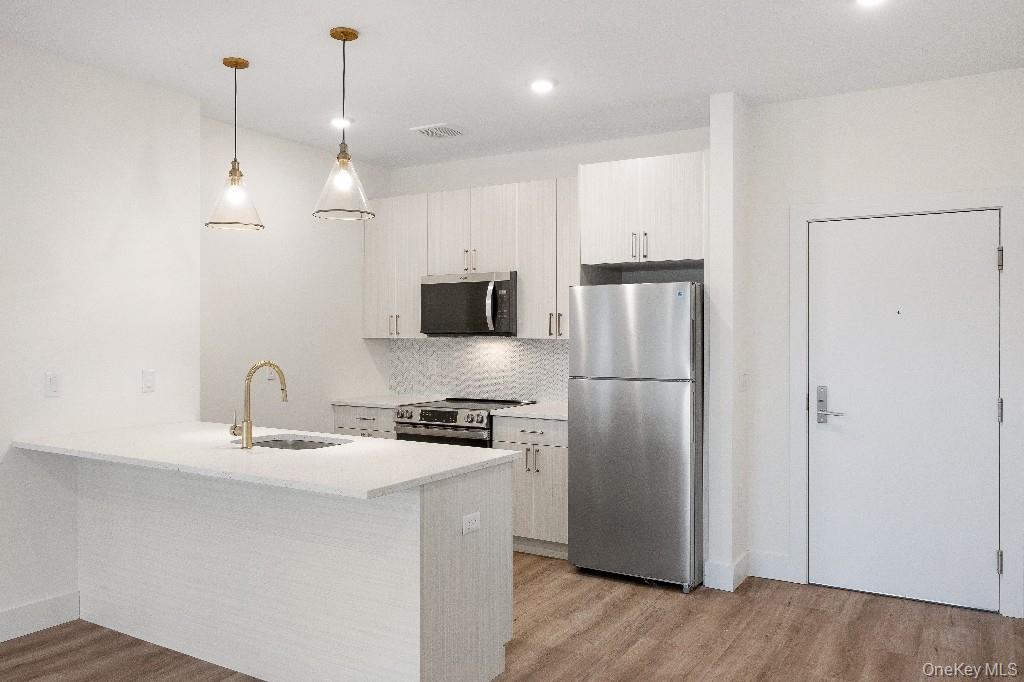 306 Bluestone Court, Unit 104 photo 19