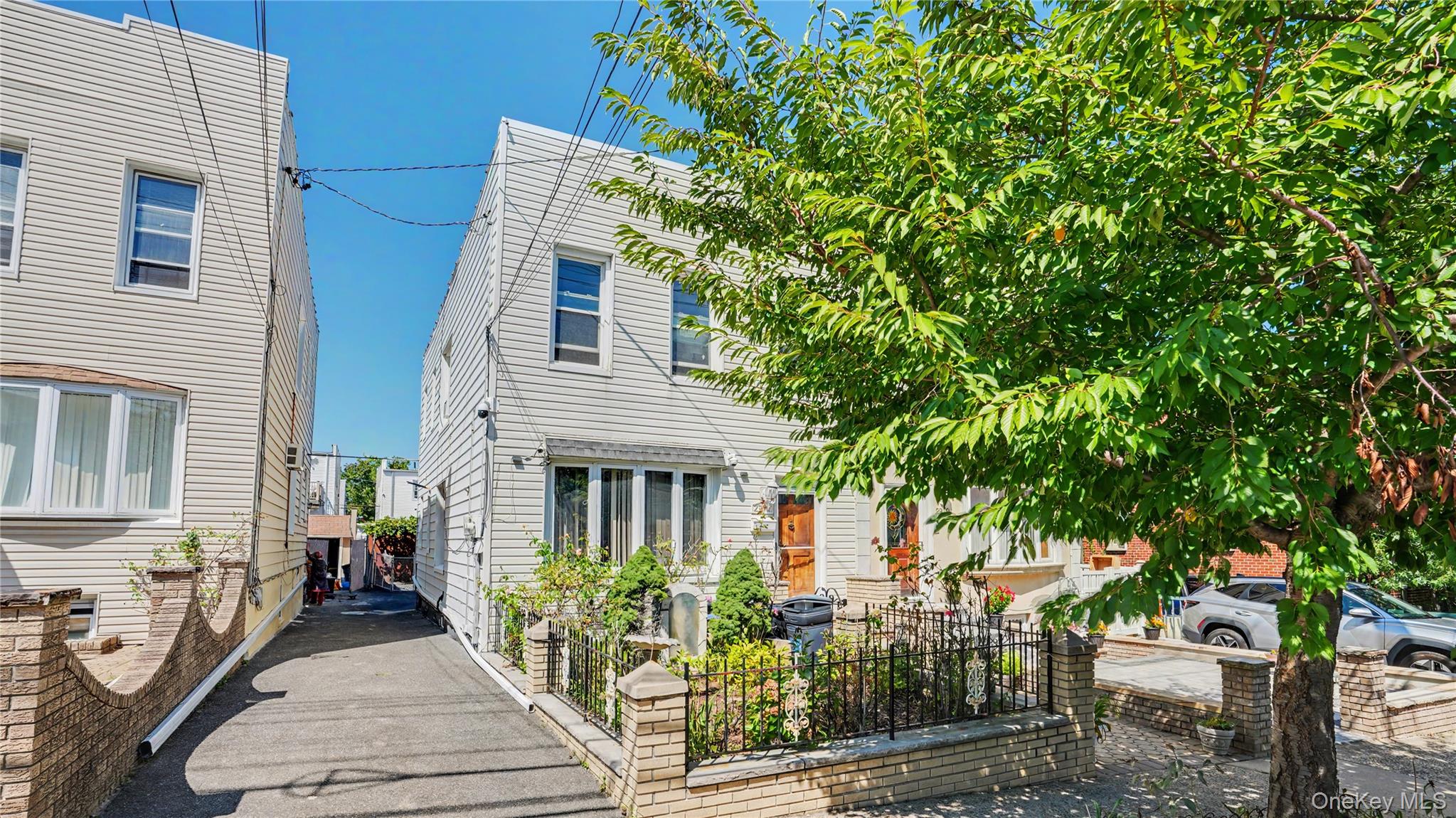2977 Harding Avenue – For Sale photo 2