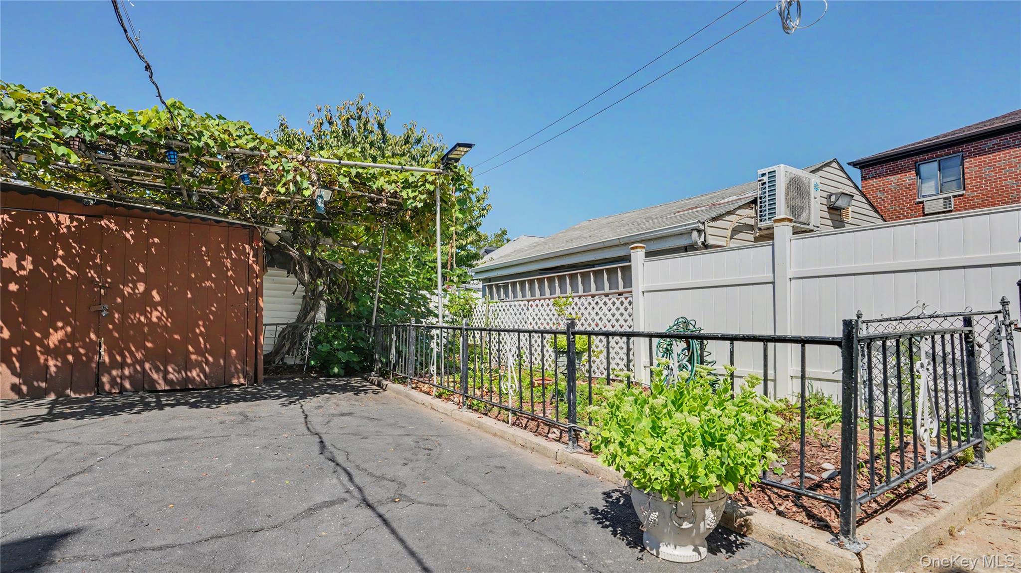 2977 Harding Avenue – For Sale photo 3
