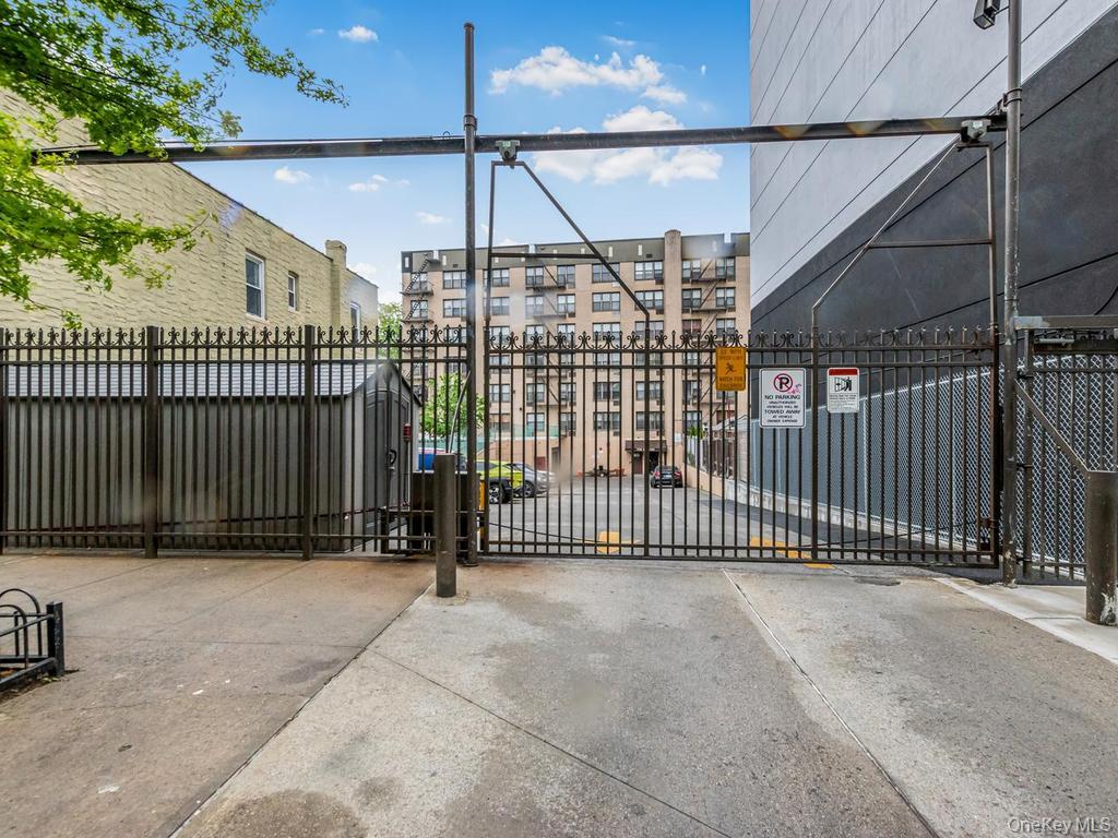 1874 Pelham Parkway S, Unit 2P photo 28