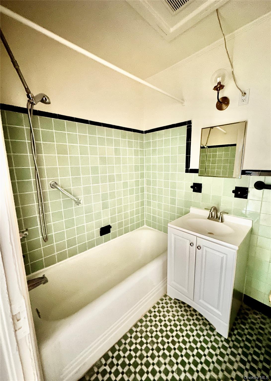 918 Hempstead Turnpike, Unit 6 photo 4