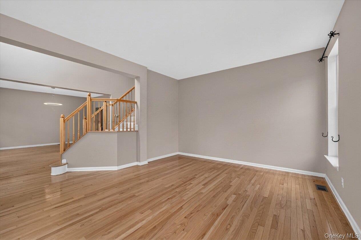 5 Oldwyck Crescent – For Rent photo 8