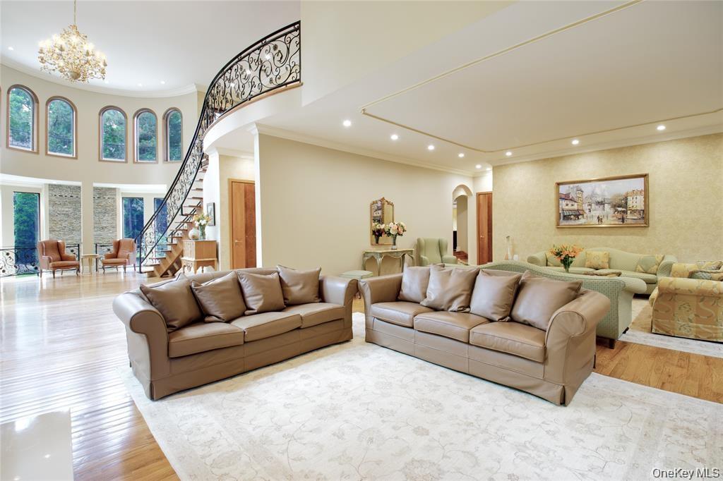 527 Manhasset Woods Road – For Sale photo 9