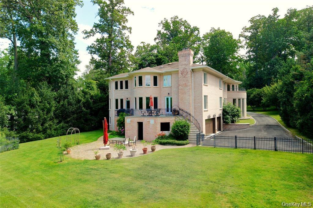 527 Manhasset Woods Road – For Sale photo 32