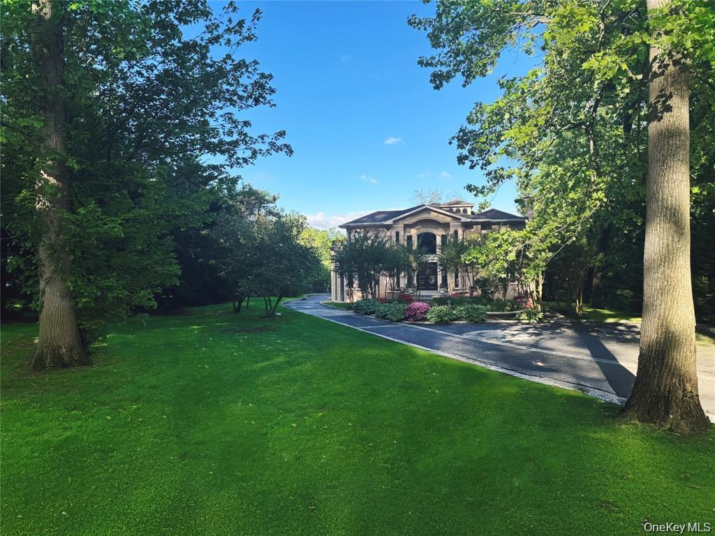 527 Manhasset Woods Road – For Sale