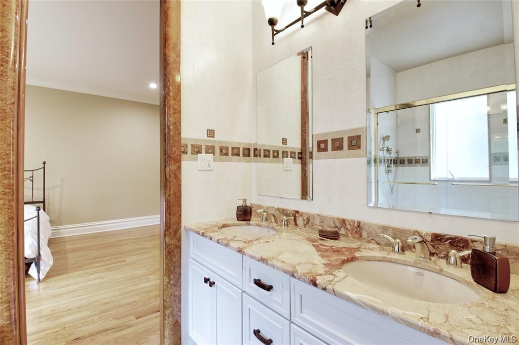 527 Manhasset Woods Road – For Sale photo 24