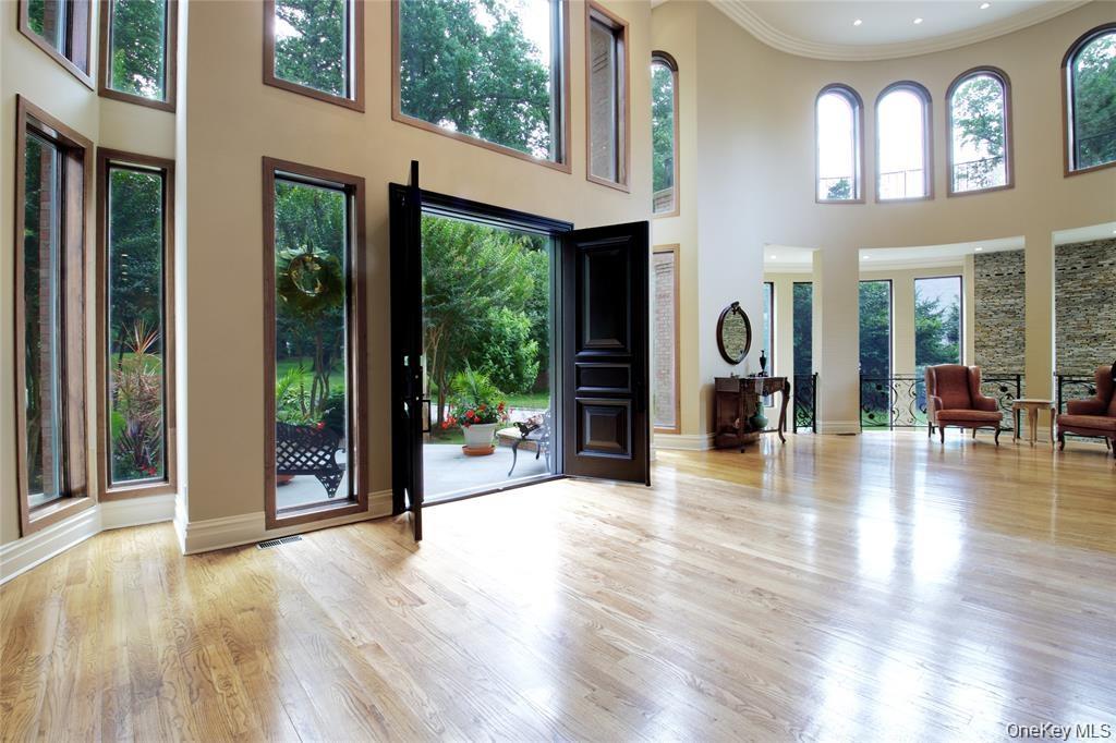 527 Manhasset Woods Road – For Sale photo 6