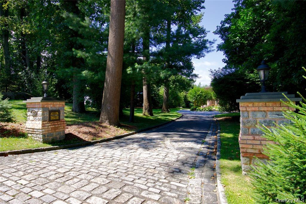 527 Manhasset Woods Road – For Sale photo 2