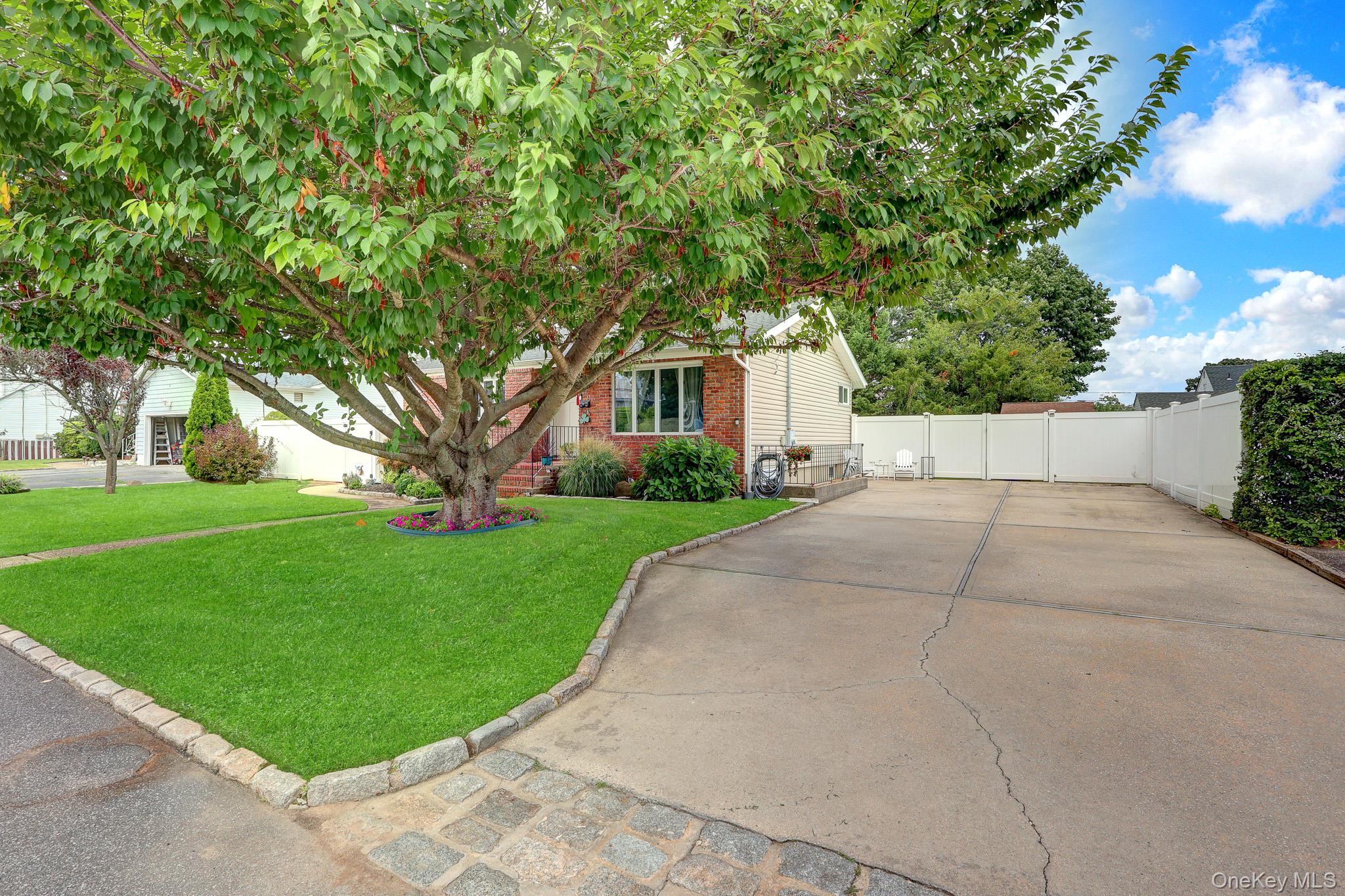 43 Manhattan Avenue – For Sale photo 2