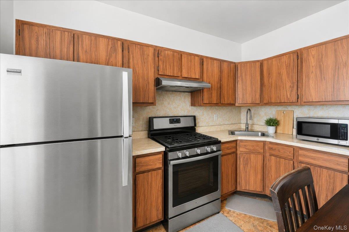 1581 Hollywood Avenue – For Sale photo 5