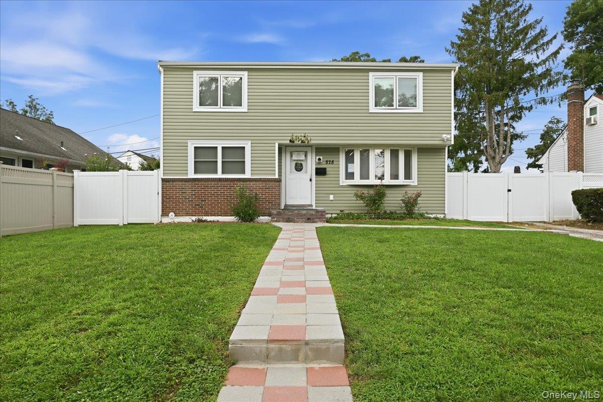 828 Bruce Drive – For Sale