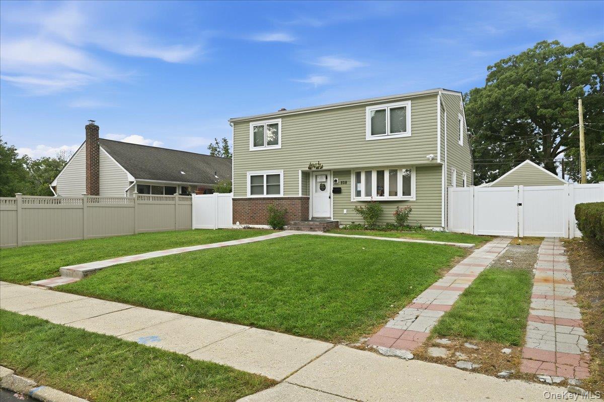 828 Bruce Drive – For Sale photo 2