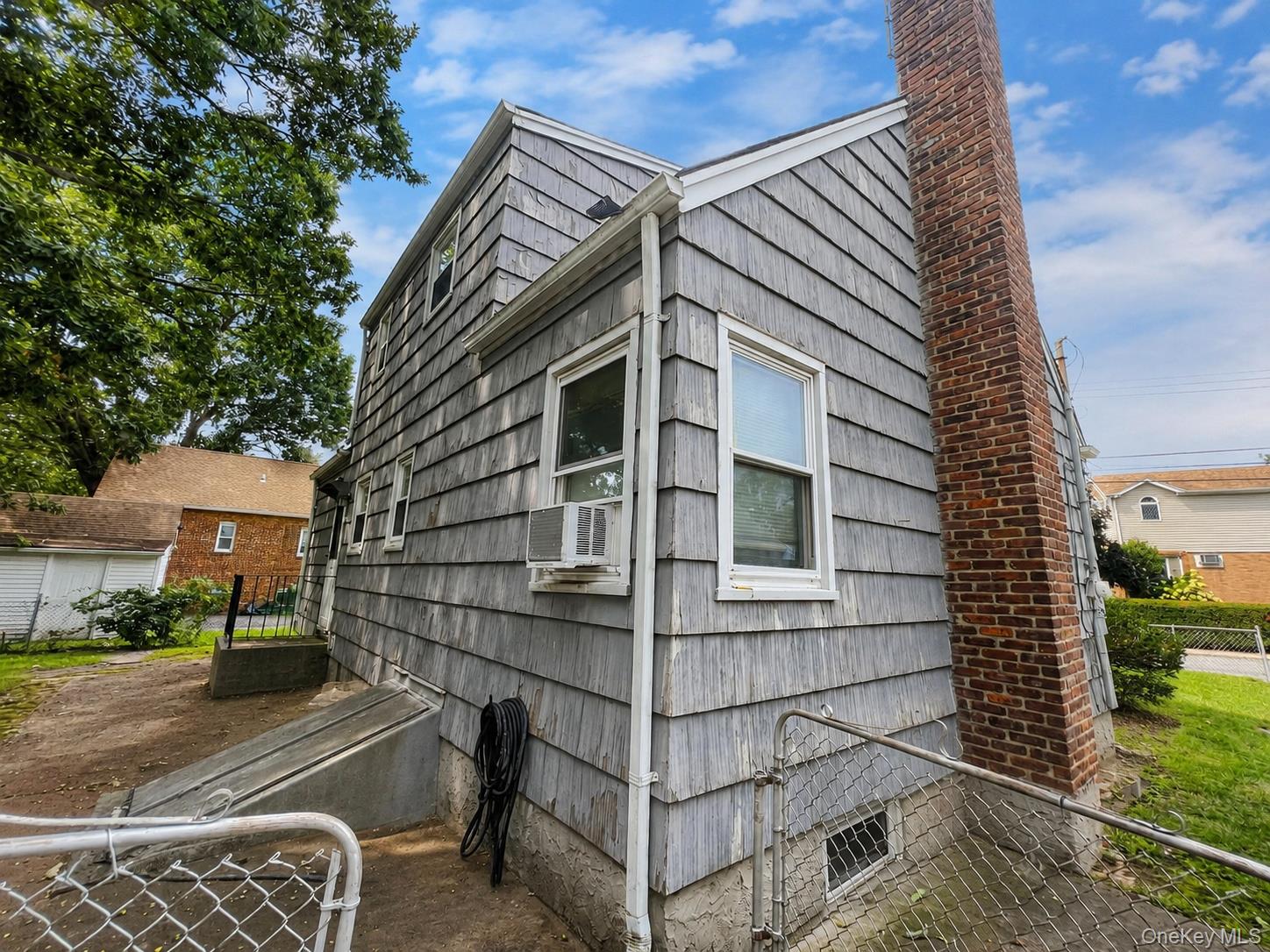 471 Eureka Avenue – For Sale photo 2