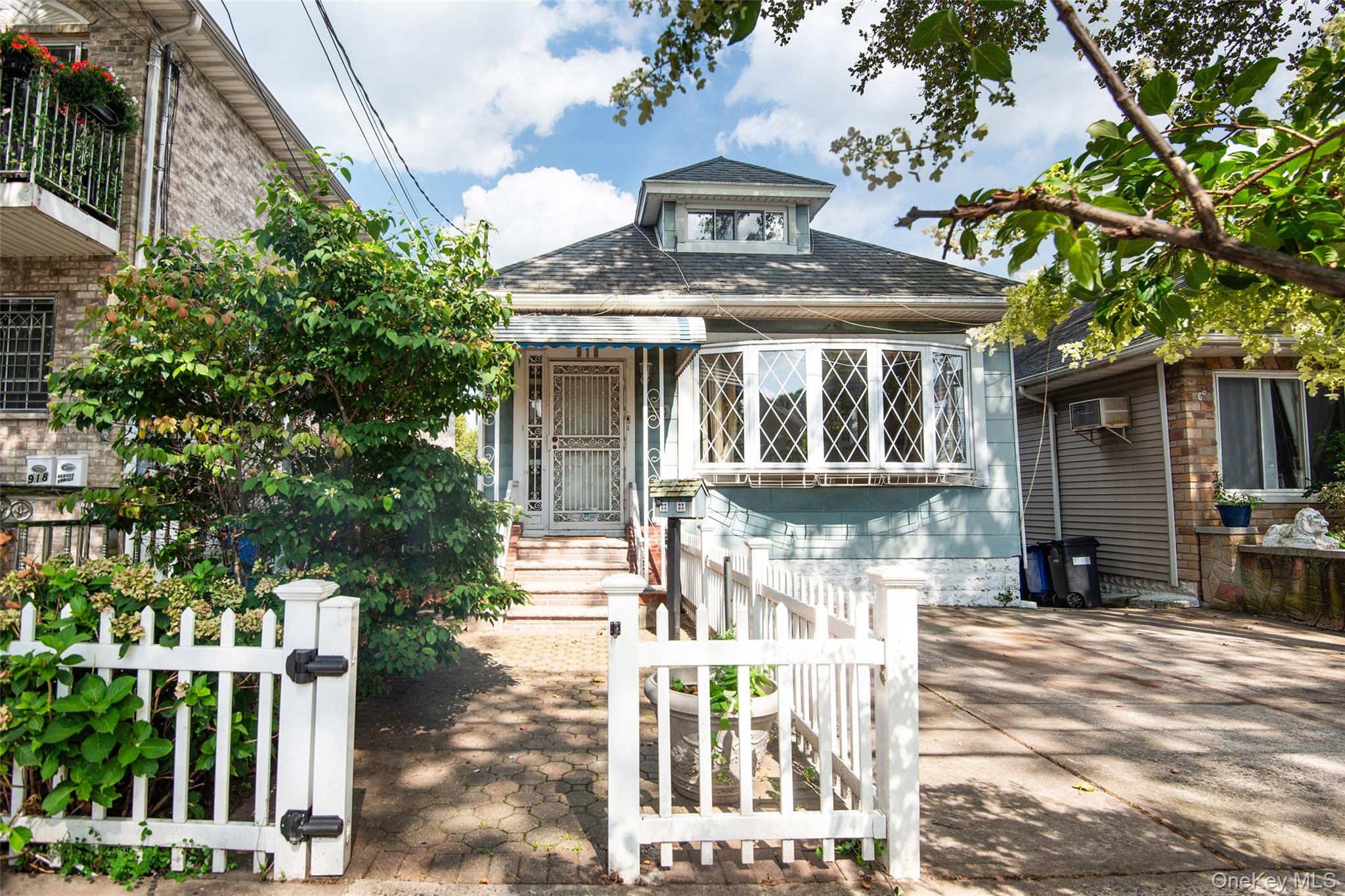 916 Hollywood Avenue – For Sale