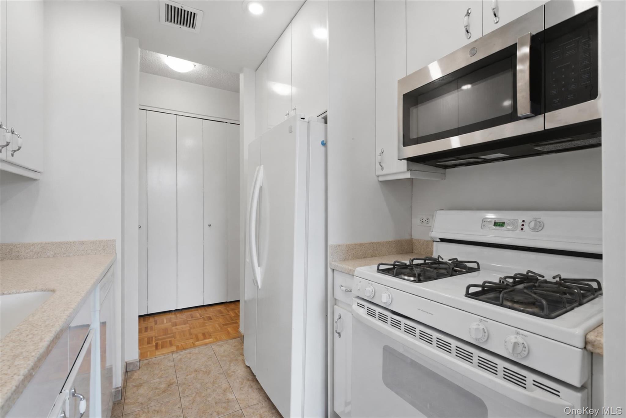35 N Chatsworth Avenue, Unit 6E photo 13