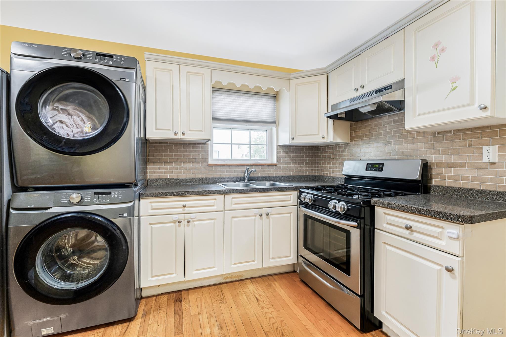 2573 Pelham Bay Park W – For Sale photo 2