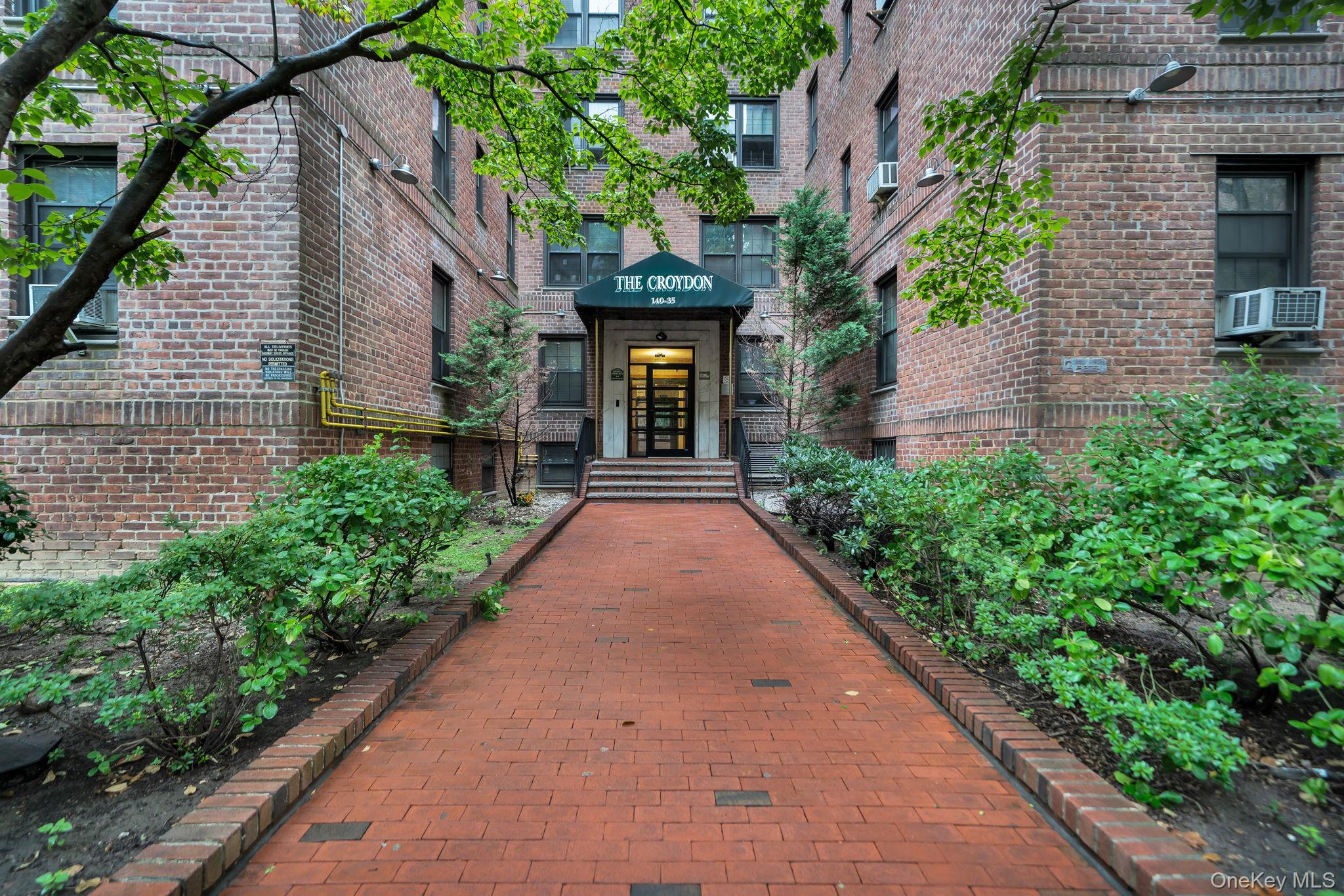 140-35 Burden Crescent, Unit 402