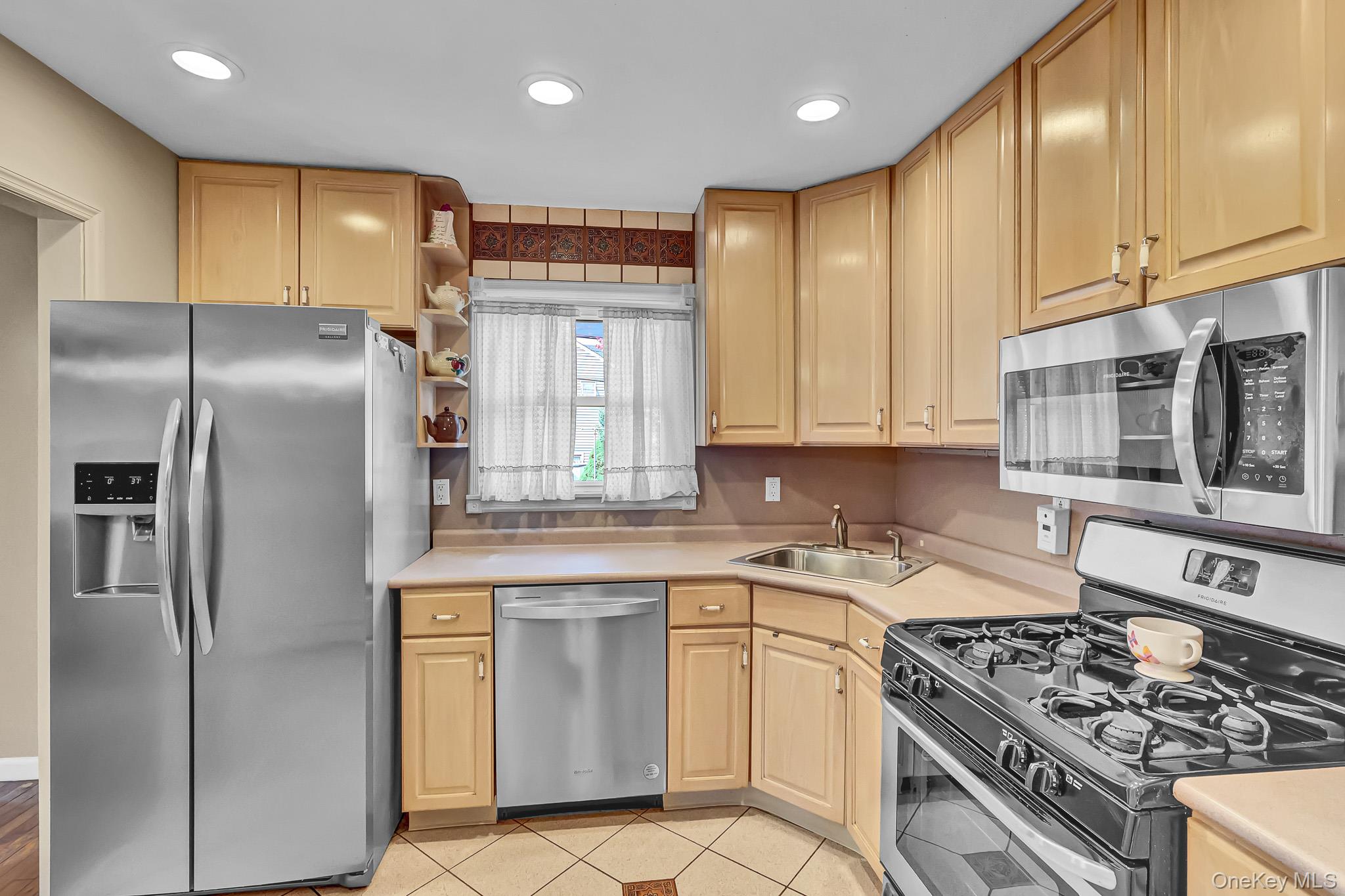 948 Simon Place – For Sale photo 20