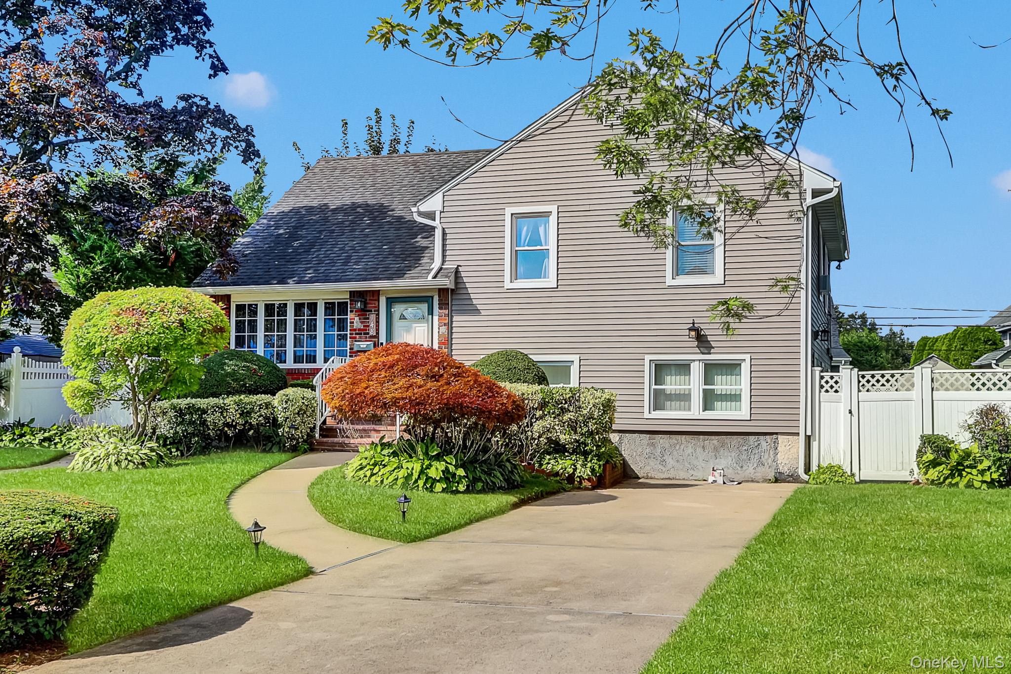 948 Simon Place – For Sale