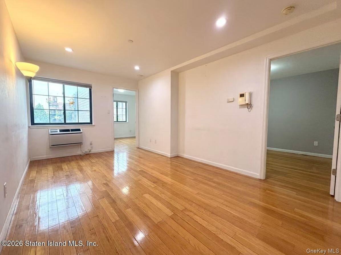 144-85 Roosevelt Avenue, Unit 3e photo 5