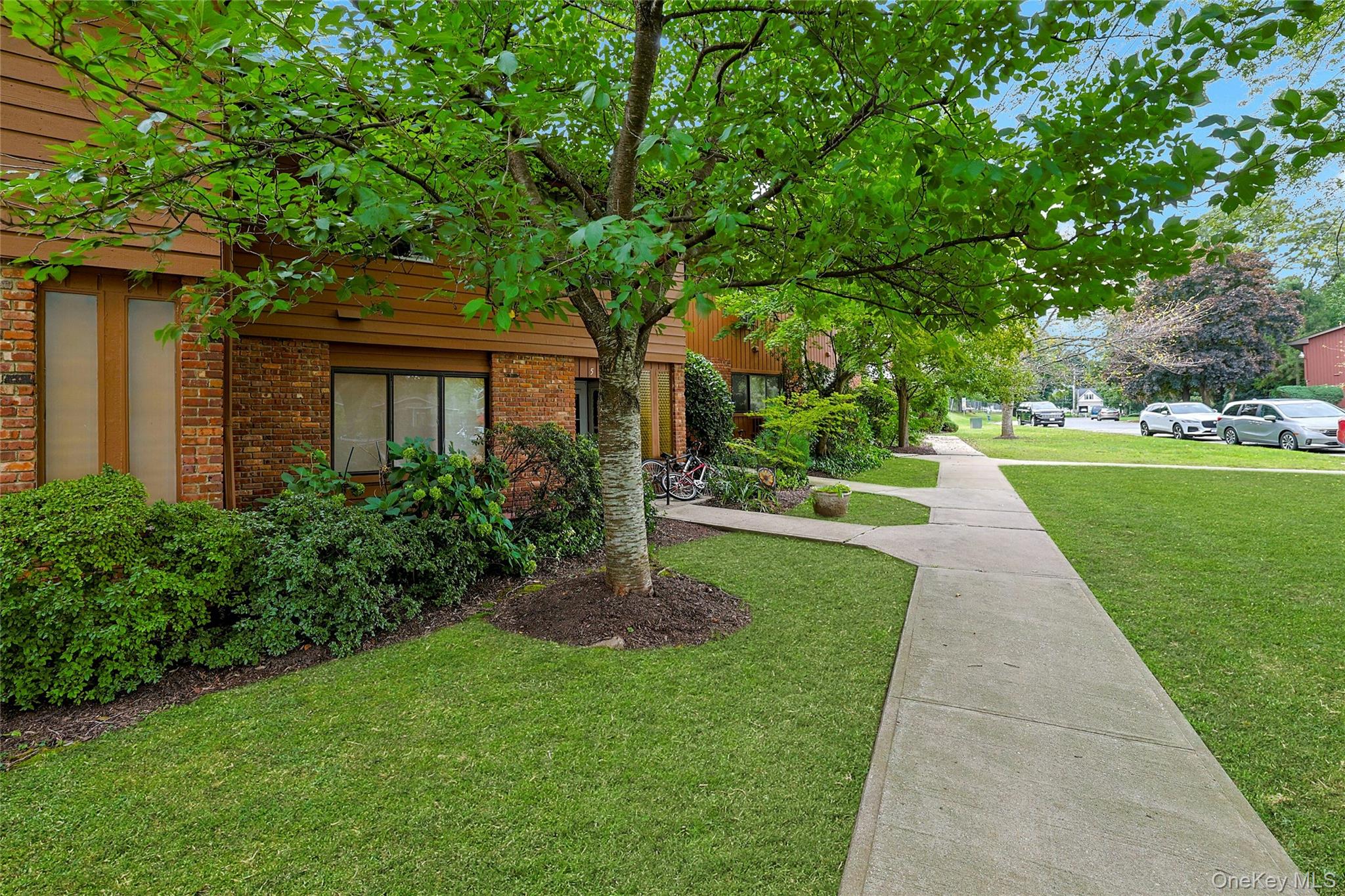 5 Coachlight Square – For Sale photo 2