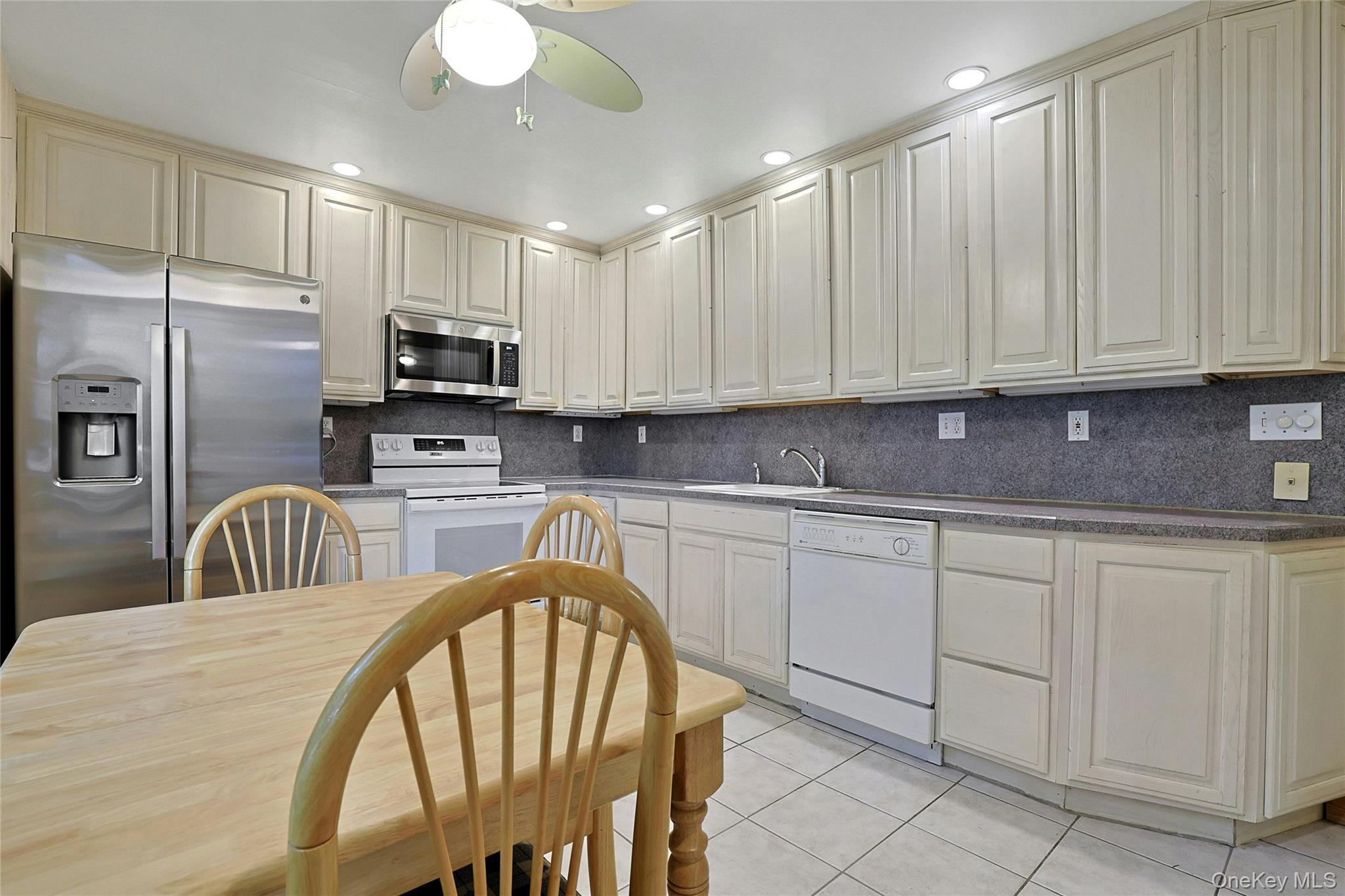 5 Coachlight Square – For Sale photo 6