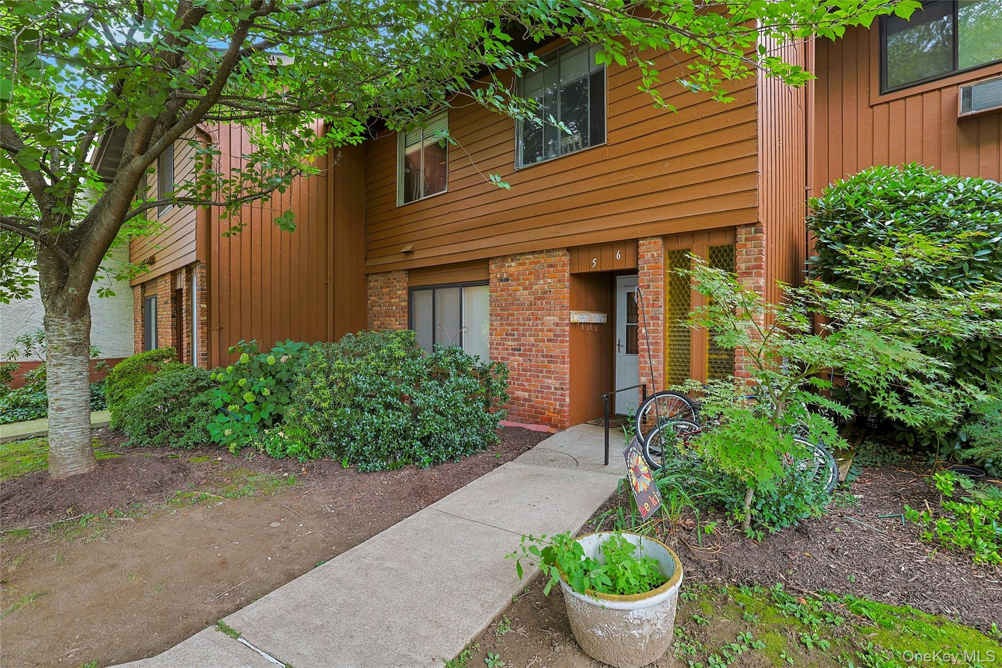 5 Coachlight Square – For Sale photo 3